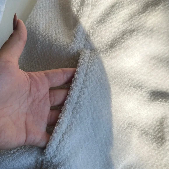 Patagonia Women's Soft Cream Pullover - Picture 5 of 6